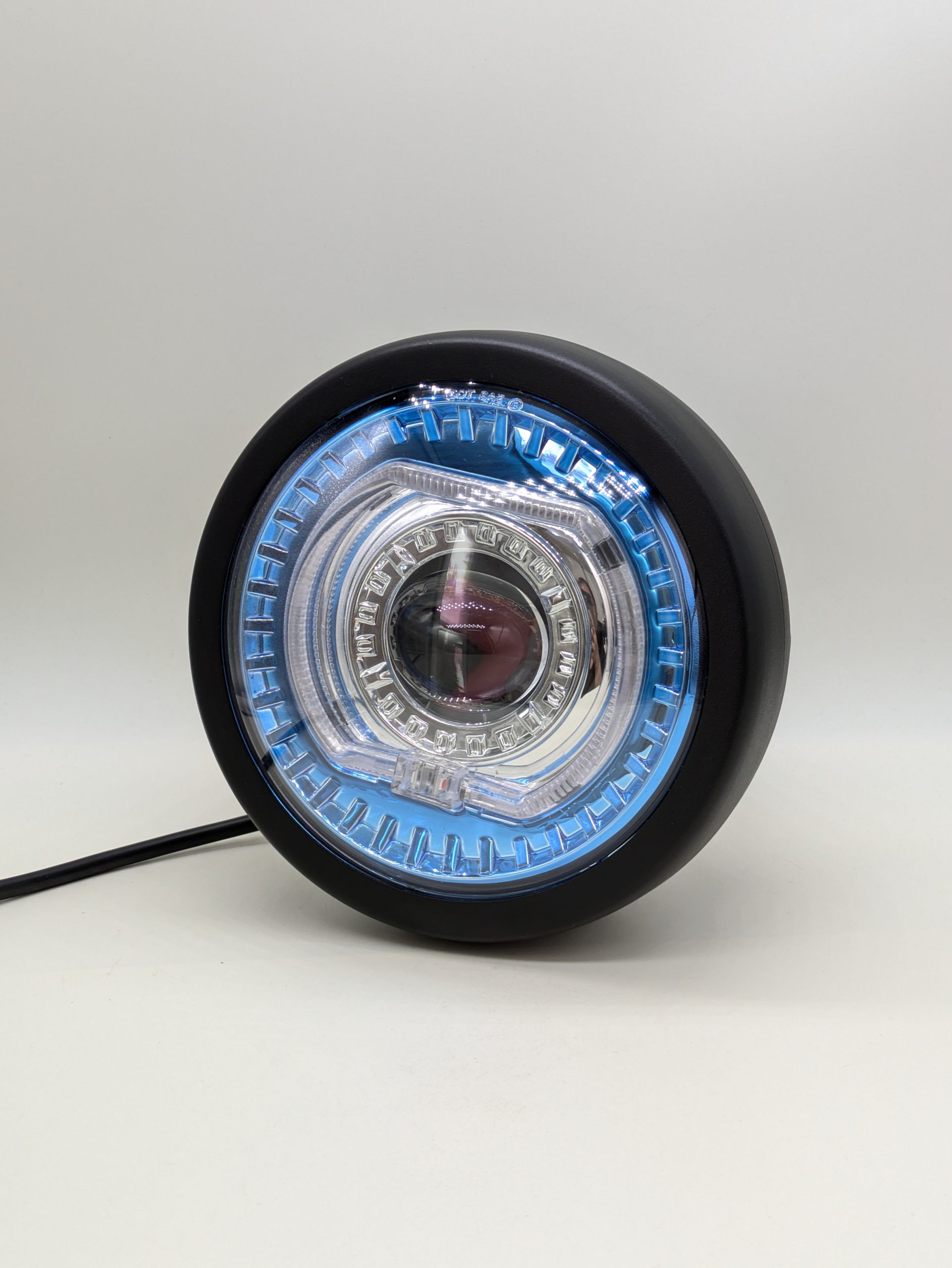 5.75 inch assembly headlight - built-in large lens - Image 2